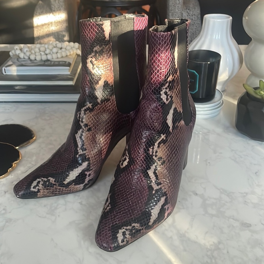 Donald J Pliner Lailia2 booties sz 7